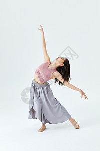 年轻美女现代舞动作图片