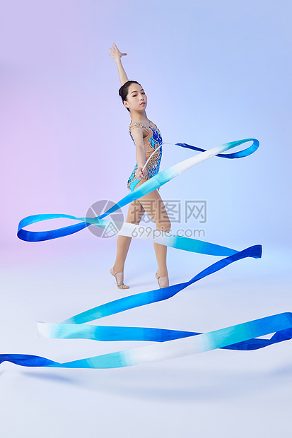 年轻女艺术体操运动员带操动作图片