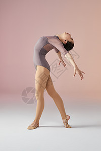 年轻女士高难度舞蹈动作图片