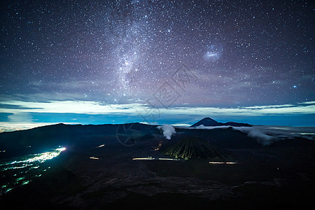 印尼布罗莫火山星空夜景图片