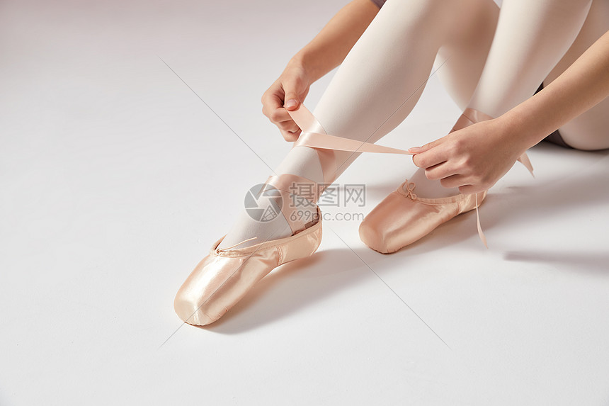 年轻美女系芭蕾舞鞋图片