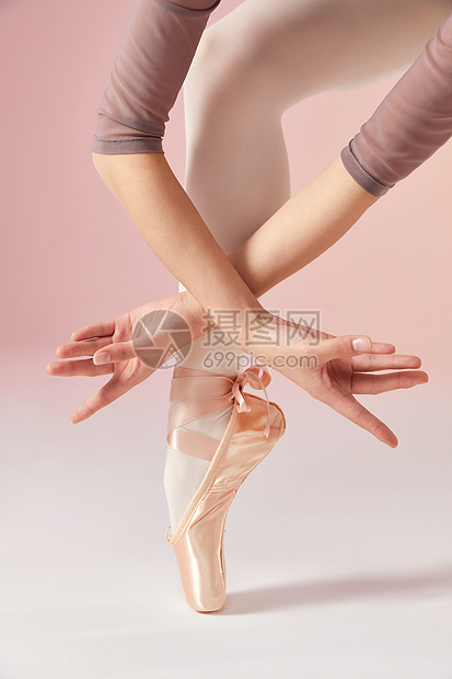 年轻女士芭蕾舞腿部特写图片
