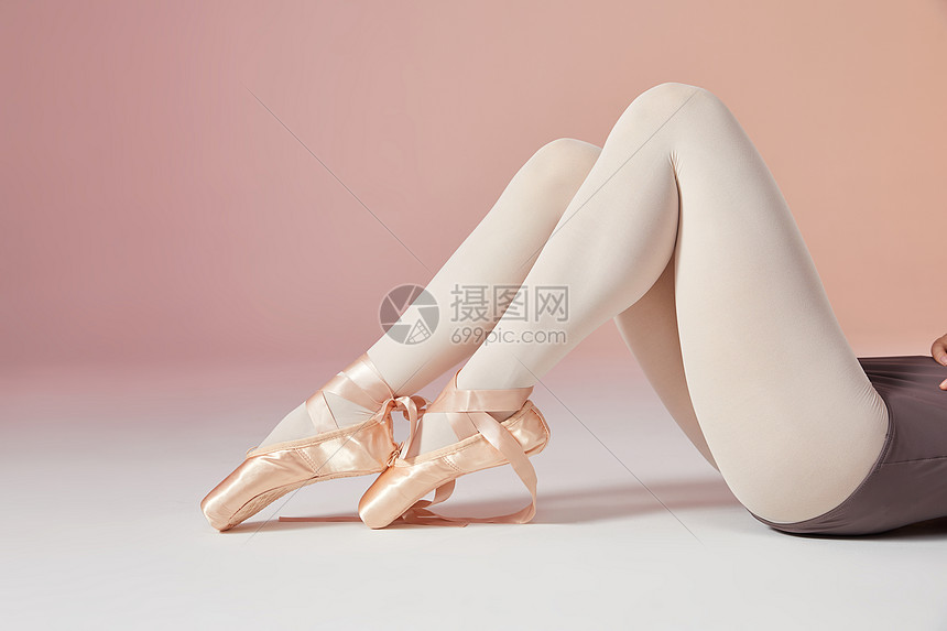 年轻女士芭蕾舞腿部特写图片
