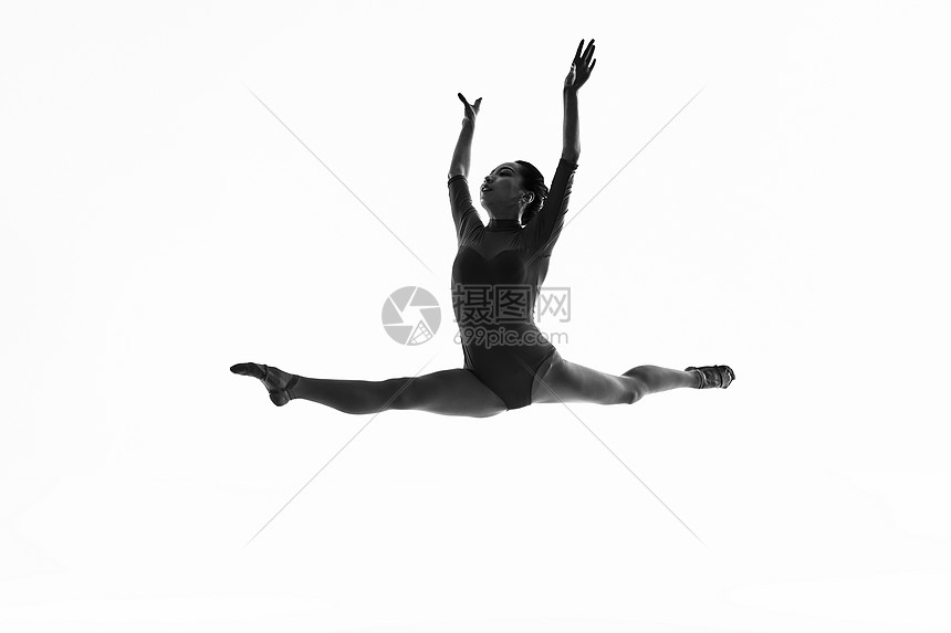 年轻女运动员艺术体操动作剪影图片