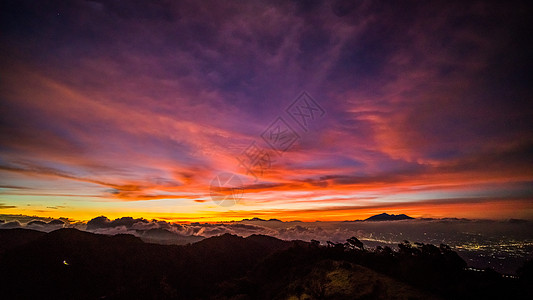 布罗莫火山印尼火山云海火烧云背景