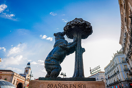 西班牙广场广场马德里地标树莓与小熊雕塑及太阳门广场建筑背景