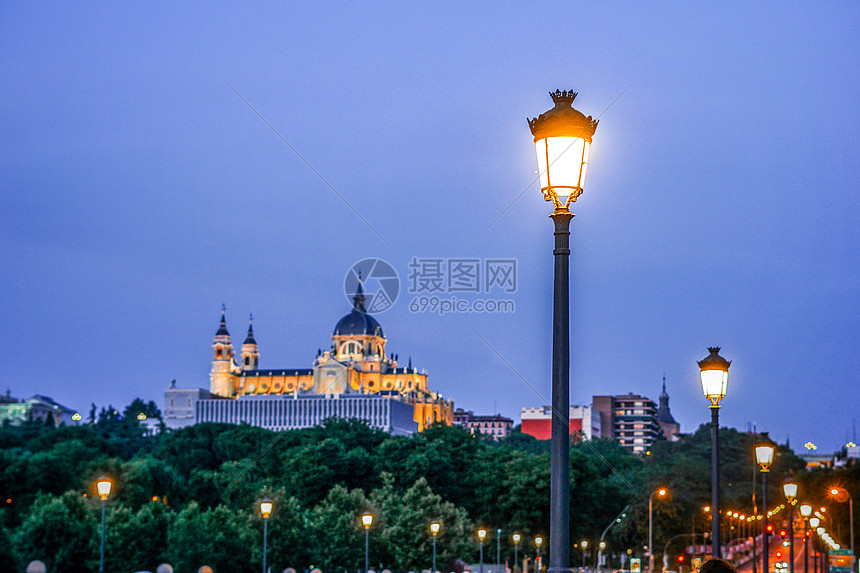 马德里黄昏王宫远景图片