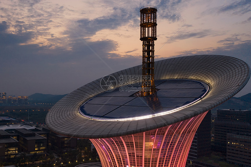 夕阳晚霞下的武汉未来城太阳能面板清洁能源图片