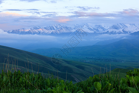 雪山山峰吉尔吉斯斯坦自然风光背景