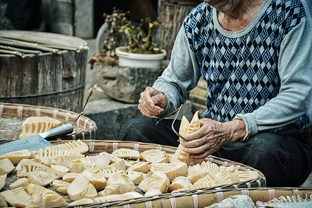 乡村农家传统手工劳作晒春笋食材图片