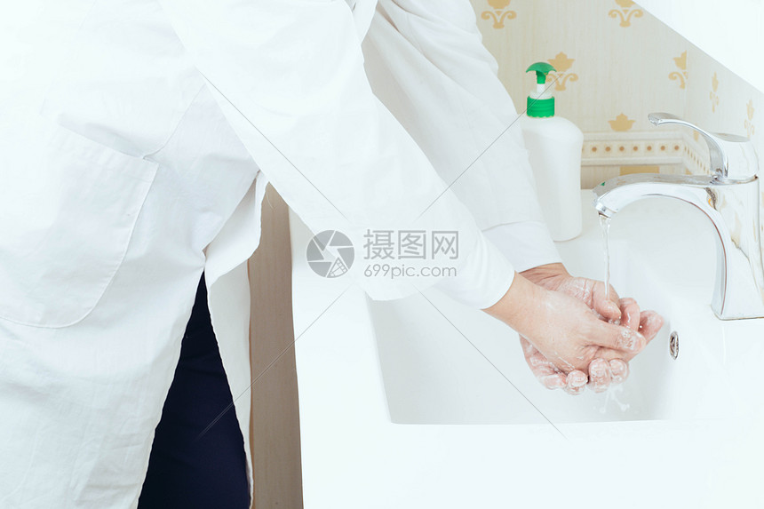疫情防护需选择洗手液或肥皂正确洗手流水冲洗图片