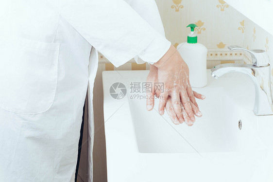 七步洗手法（2）手心对手背沿指缝相互揉搓双手交换进行图片