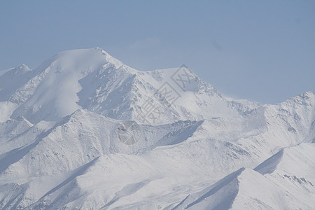 北方雪山自然风光高清图片