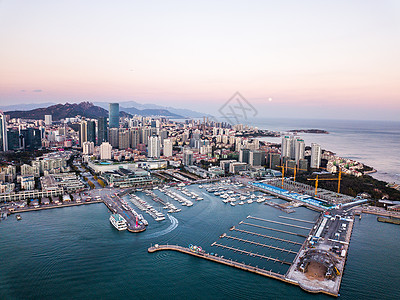 白天的城市青岛海岸线背景