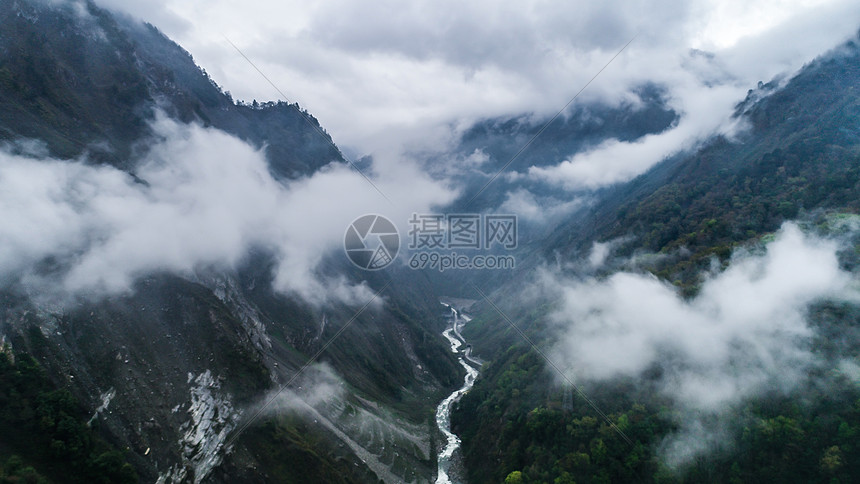 四川卧龙峡谷云雾图片