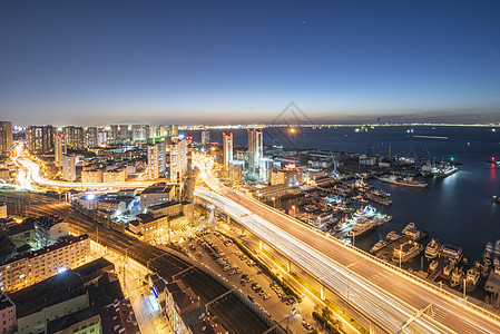 现代城市青岛夜景车流交通高清图片