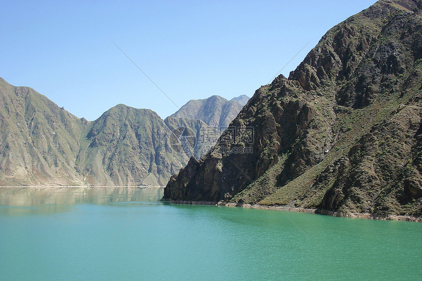 青海贵德清澈碧绿的黄河景色图片