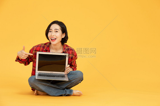 青年女性坐地上网购狂欢图片