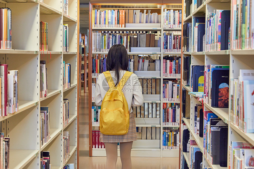 照片 教育文化 人物背影 女学生在图书馆书架找书背影.