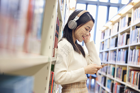 女学生在图书馆听音乐图片