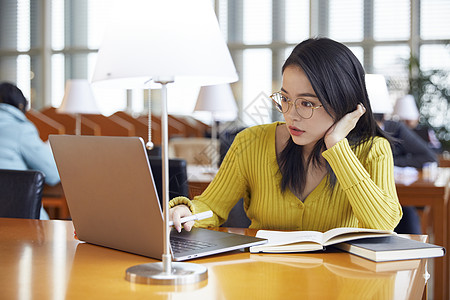 女学生学习思考女性高清图片