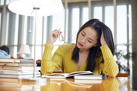 女学生学习压力大图片