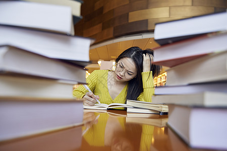 女学生学习压力大图片