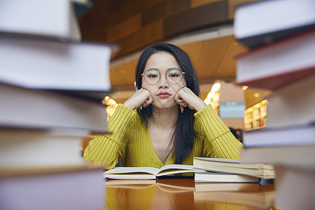 女学生学习压力大图片