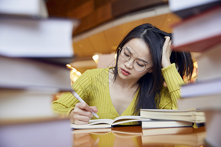 女学生学习压力大高清图片