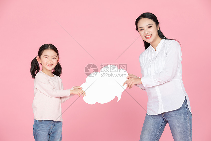 母女拿云朵白板图片