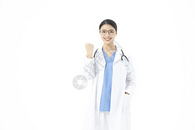 女性医生戴着听诊器加油手势图片