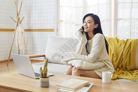 年轻女士在家打电话高清图片