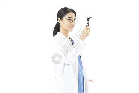 女性医生拿着耳道观察器高清图片