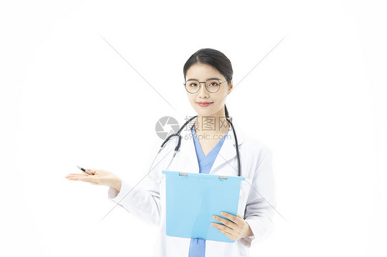女性医生拿着文件夹记录病例图片