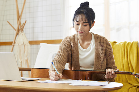 年轻女士在家谱曲图片