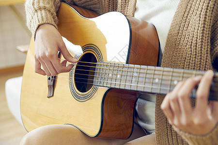 文艺美女在家弹吉他背景图片