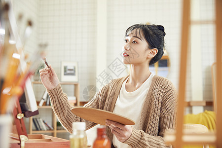 油画美女文艺美女在家画画背景