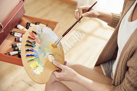年轻美女在家绘画调色背景图片