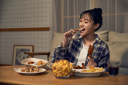 居家美食年轻居家女性在家吃外卖背景