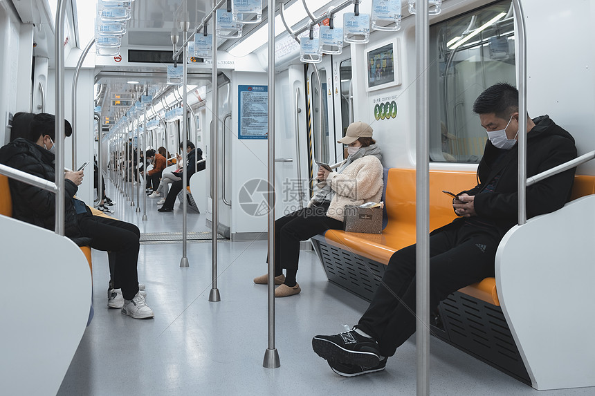 【媒体用图】2020.2.27上海地铁戴口罩出行的人图片