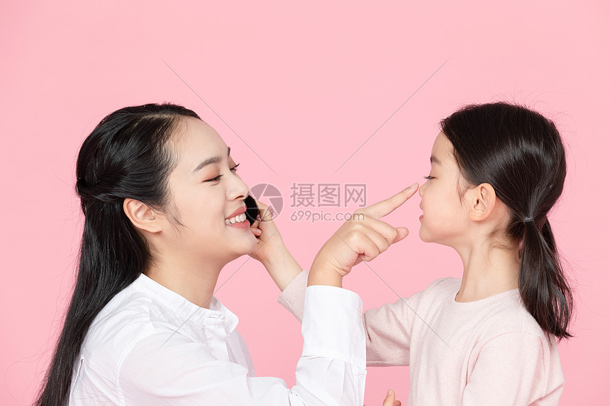 女儿给妈妈化妆擦粉底图片