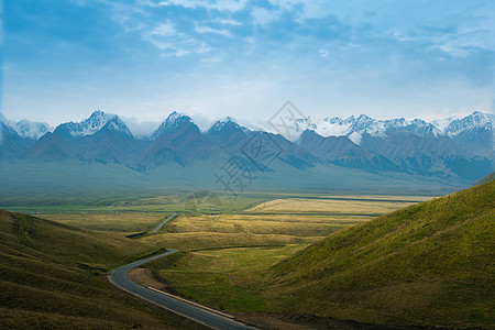 新疆雪山高山草原公路美景图片