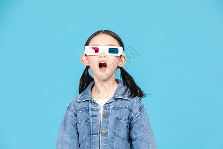 小女孩戴3D眼镜看电影图片