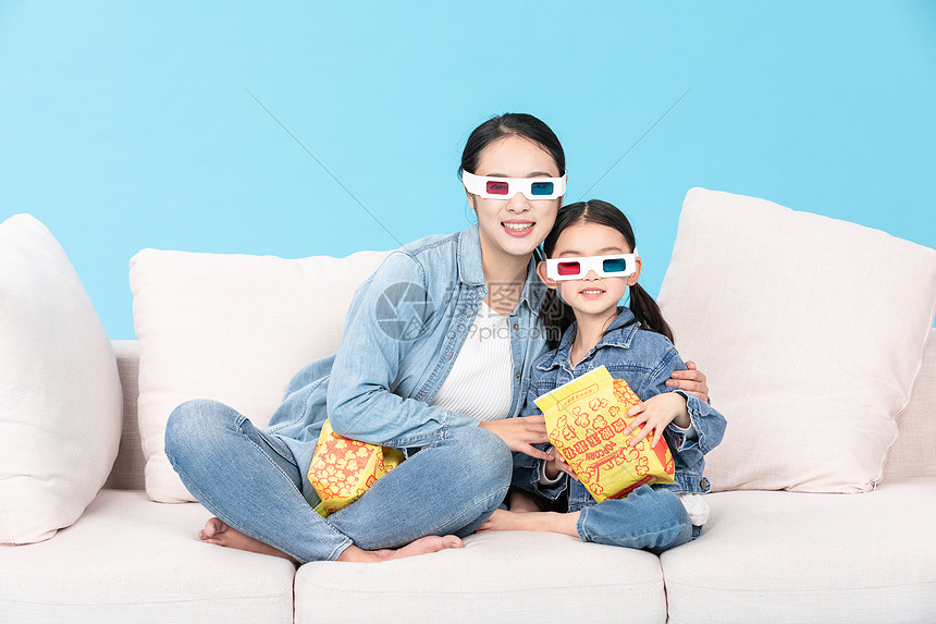 母女宅家看3D电影吃爆米花图片