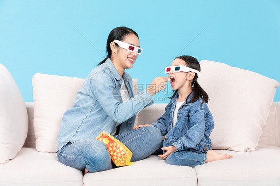 母女居家看3D电影吃爆米花图片