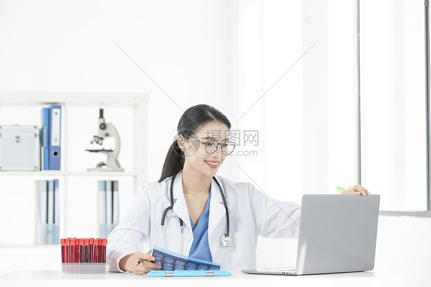 照片 医疗健康 女性医生办公室看x光片.