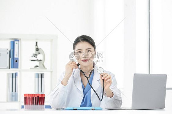 女性医生拿着听诊器图片