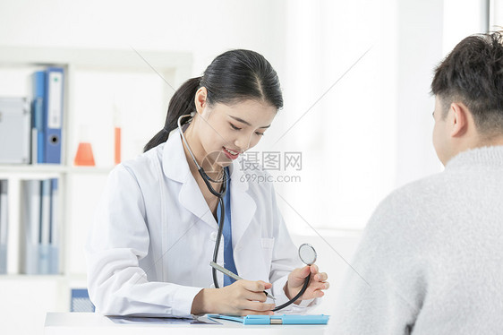 女性医生听诊器听病人心脏图片