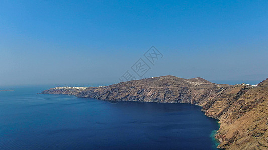 圣托里尼岛风光航拍希腊爱琴海上的海岬背景