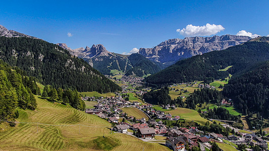航拍阿尔卑斯山下的村庄图片